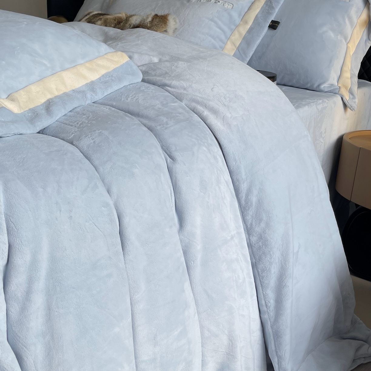 91家纺网 家纺一手货源 找家纺 奈萝家纺 2025秋冬新款高克重加厚全消光绣花牛奶绒四件套标准12斤加大14斤送包装 马德里蓝