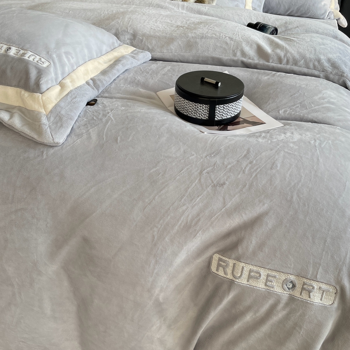 91家纺网 家纺一手货源 找家纺 奈萝家纺 2025秋冬新款高克重加厚全消光绣花牛奶绒四件套标准12斤加大14斤送包装 马德里蓝灰