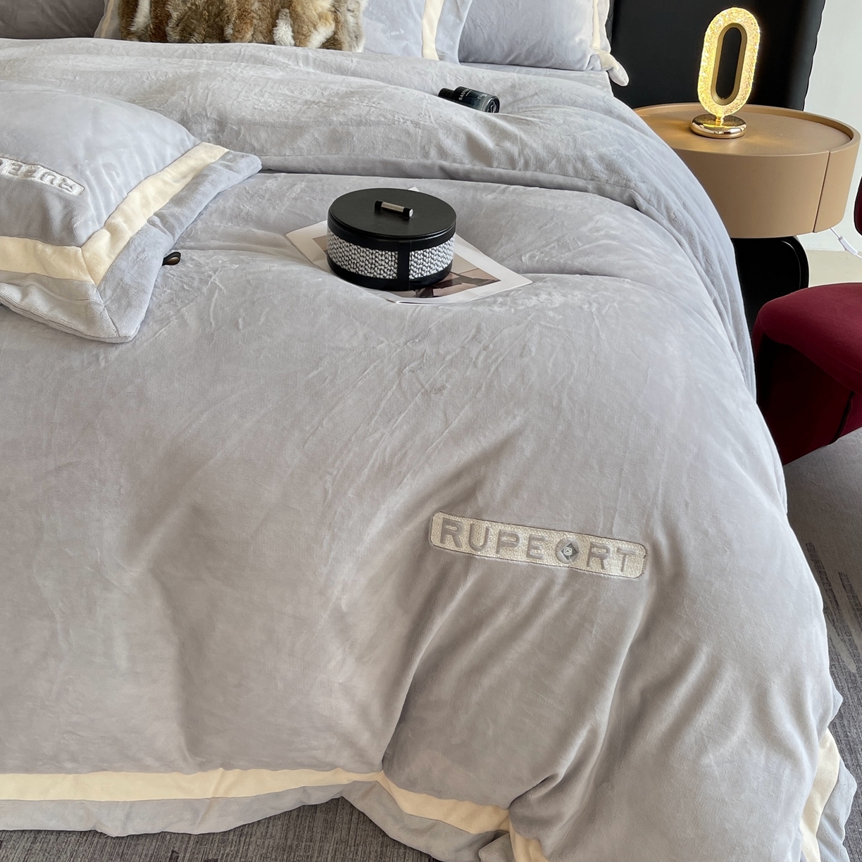 91家纺网 家纺一手货源 找家纺 奈萝家纺 2025秋冬新款高克重加厚全消光绣花牛奶绒四件套标准12斤加大14斤送包装 马德里蓝灰