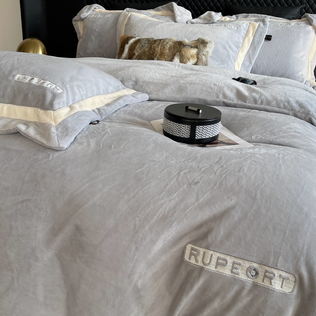 91家纺网 家纺一手货源 找家纺 奈萝家纺 2025秋冬新款高克重加厚全消光绣花牛奶绒四件套标准12斤加大14斤送包装 马德里蓝灰