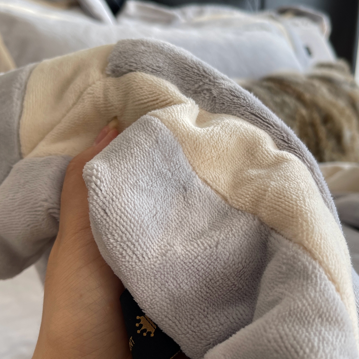 91家纺网 家纺一手货源 找家纺 奈萝家纺 2025秋冬新款高克重加厚全消光绣花牛奶绒四件套标准12斤加大14斤送包装 马德里蓝灰