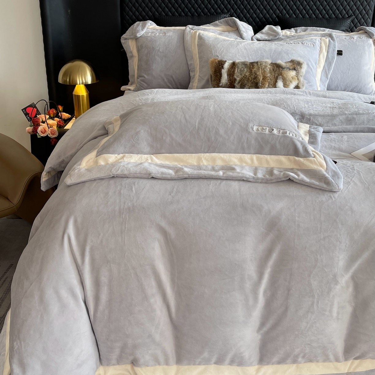 91家纺网 家纺一手货源 找家纺 奈萝家纺 2025秋冬新款高克重加厚全消光绣花牛奶绒四件套标准12斤加大14斤送包装 马德里蓝灰