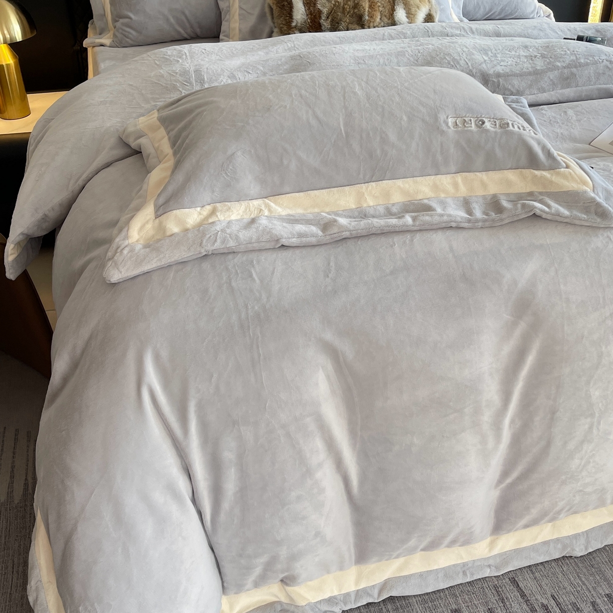 91家纺网 家纺一手货源 找家纺 奈萝家纺 2025秋冬新款高克重加厚全消光绣花牛奶绒四件套标准12斤加大14斤送包装 马德里蓝灰