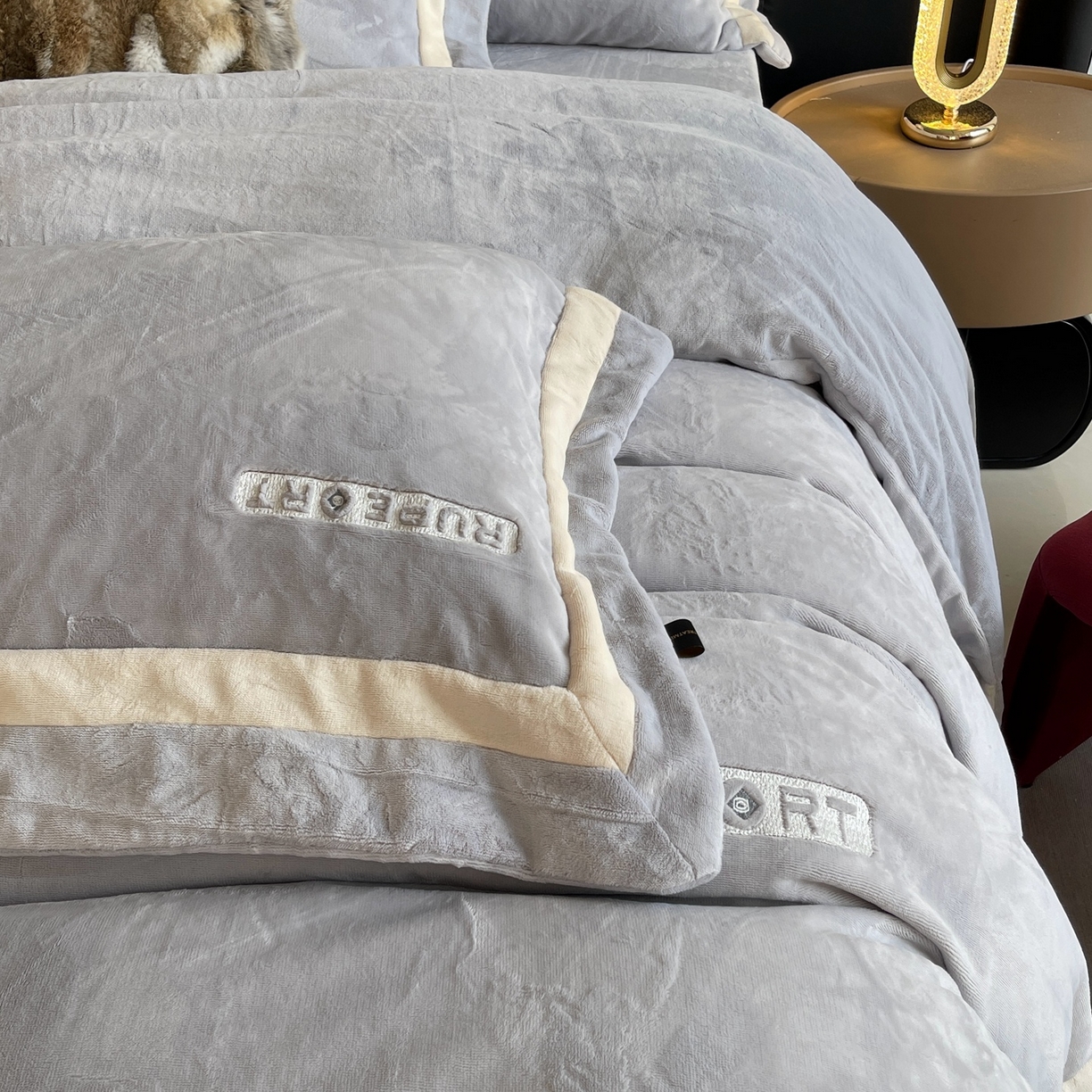 91家纺网 家纺一手货源 找家纺 奈萝家纺 2025秋冬新款高克重加厚全消光绣花牛奶绒四件套标准12斤加大14斤送包装 马德里蓝灰