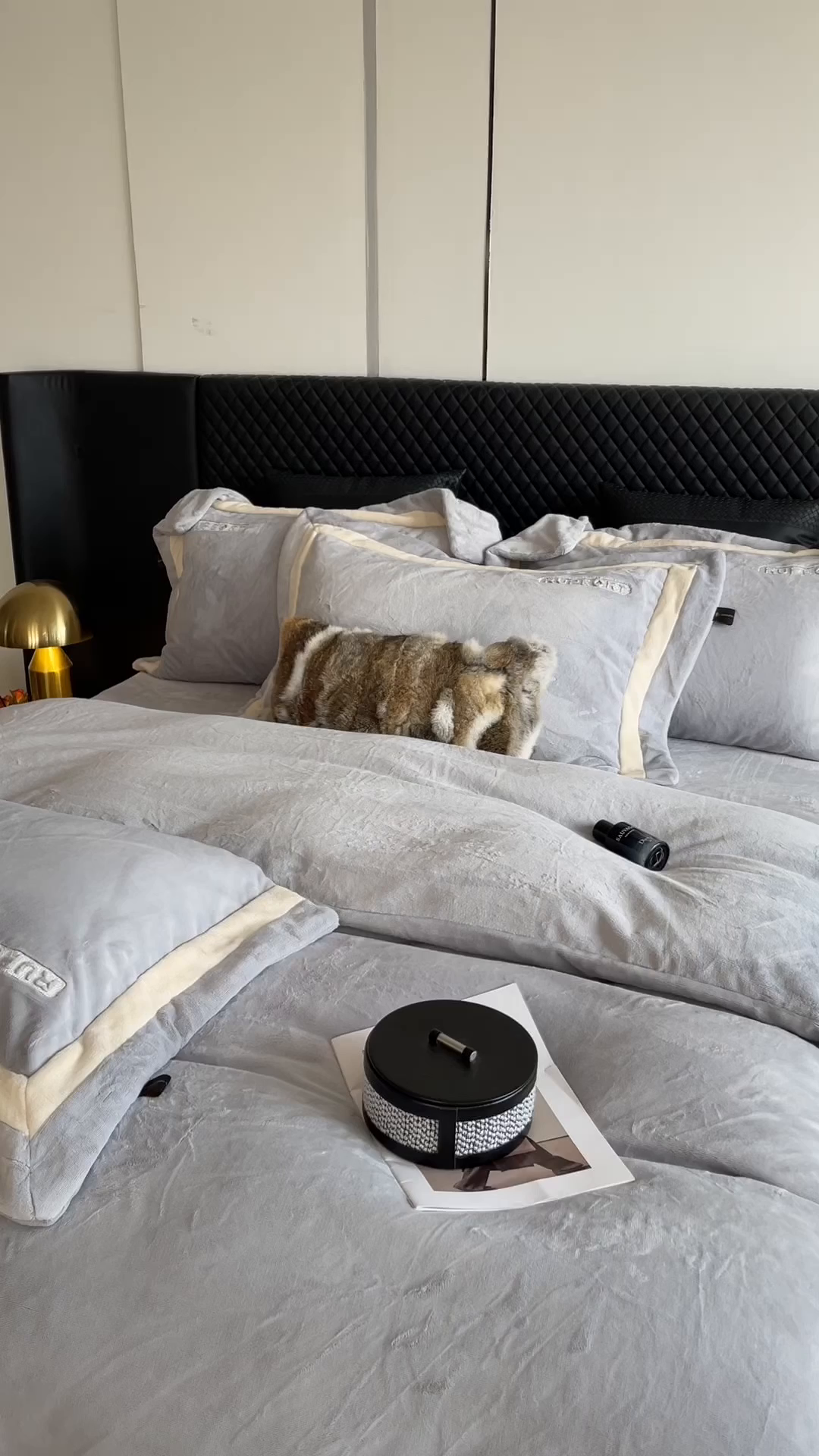 91家纺网 家纺一手货源 找家纺 奈萝家纺 2025秋冬新款高克重加厚全消光绣花牛奶绒四件套标准12斤加大14斤送包装 马德里蓝灰