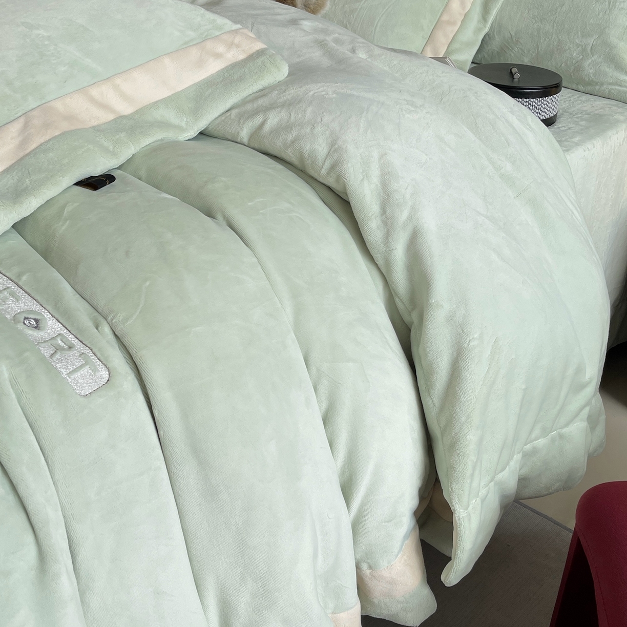 91家纺网 家纺一手货源 找家纺 奈萝家纺 2025秋冬新款高克重加厚全消光绣花牛奶绒四件套标准12斤加大14斤送包装 马德里绿