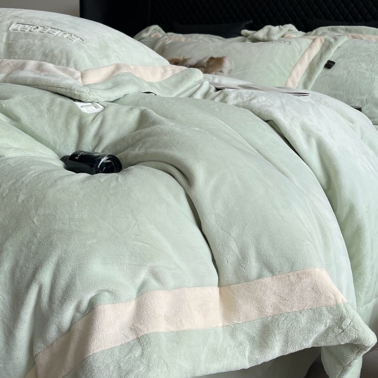 91家纺网 家纺一手货源 找家纺 奈萝家纺 2025秋冬新款高克重加厚全消光绣花牛奶绒四件套标准12斤加大14斤送包装 马德里绿