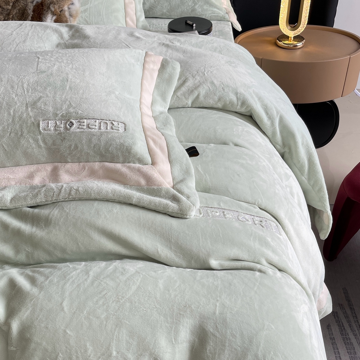 91家纺网 家纺一手货源 找家纺 奈萝家纺 2025秋冬新款高克重加厚全消光绣花牛奶绒四件套标准12斤加大14斤送包装 马德里绿