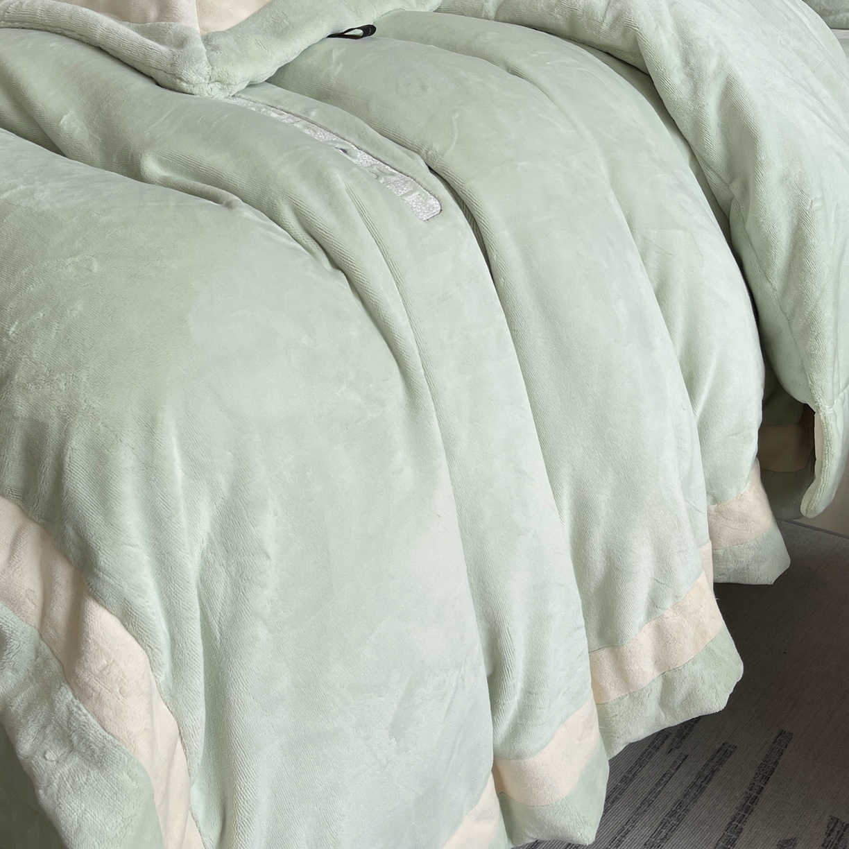 91家纺网 家纺一手货源 找家纺 奈萝家纺 2025秋冬新款高克重加厚全消光绣花牛奶绒四件套标准12斤加大14斤送包装 马德里绿