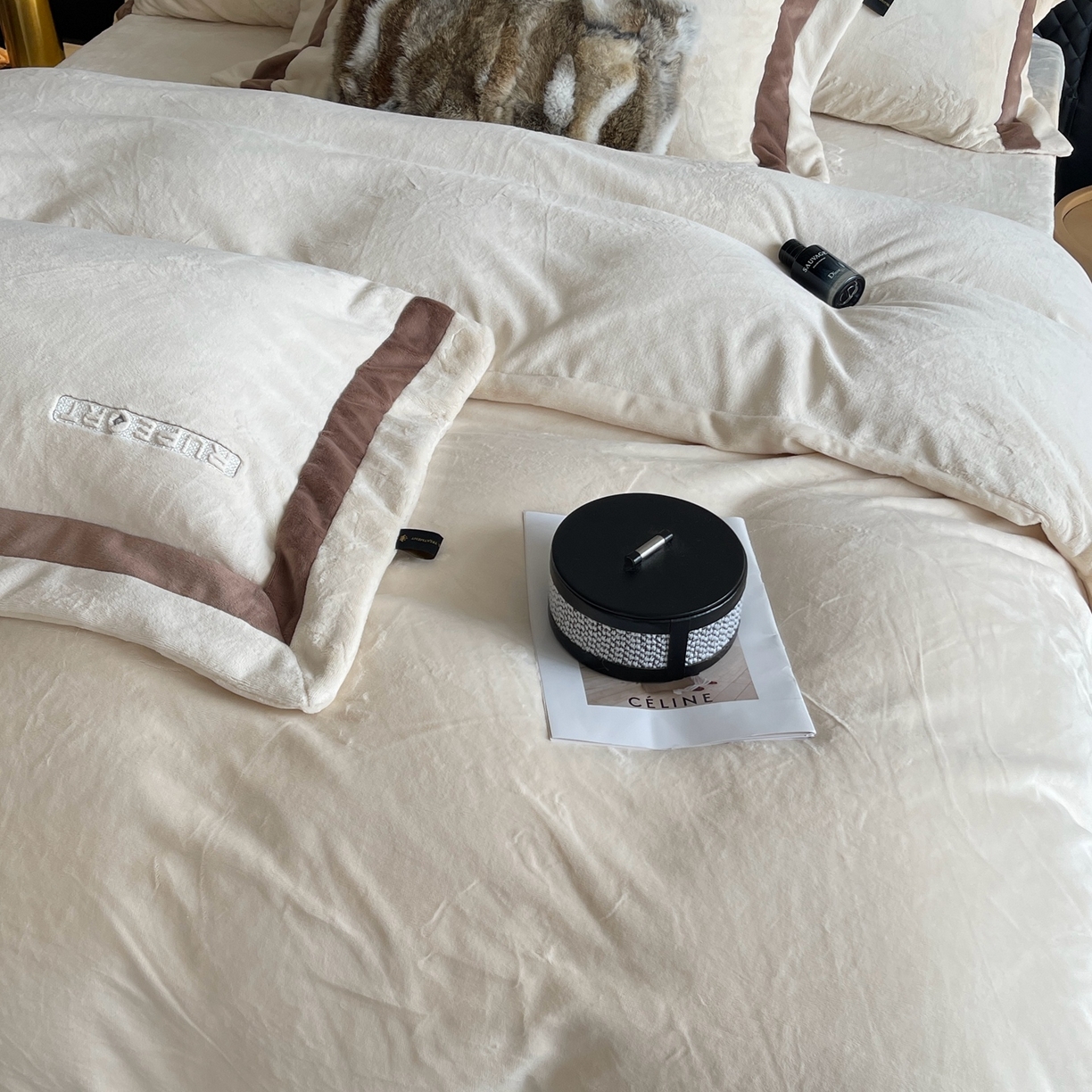 91家纺网 家纺一手货源 找家纺 奈萝家纺 2025秋冬新款高克重加厚全消光绣花牛奶绒四件套标准12斤加大14斤送包装 马德里米