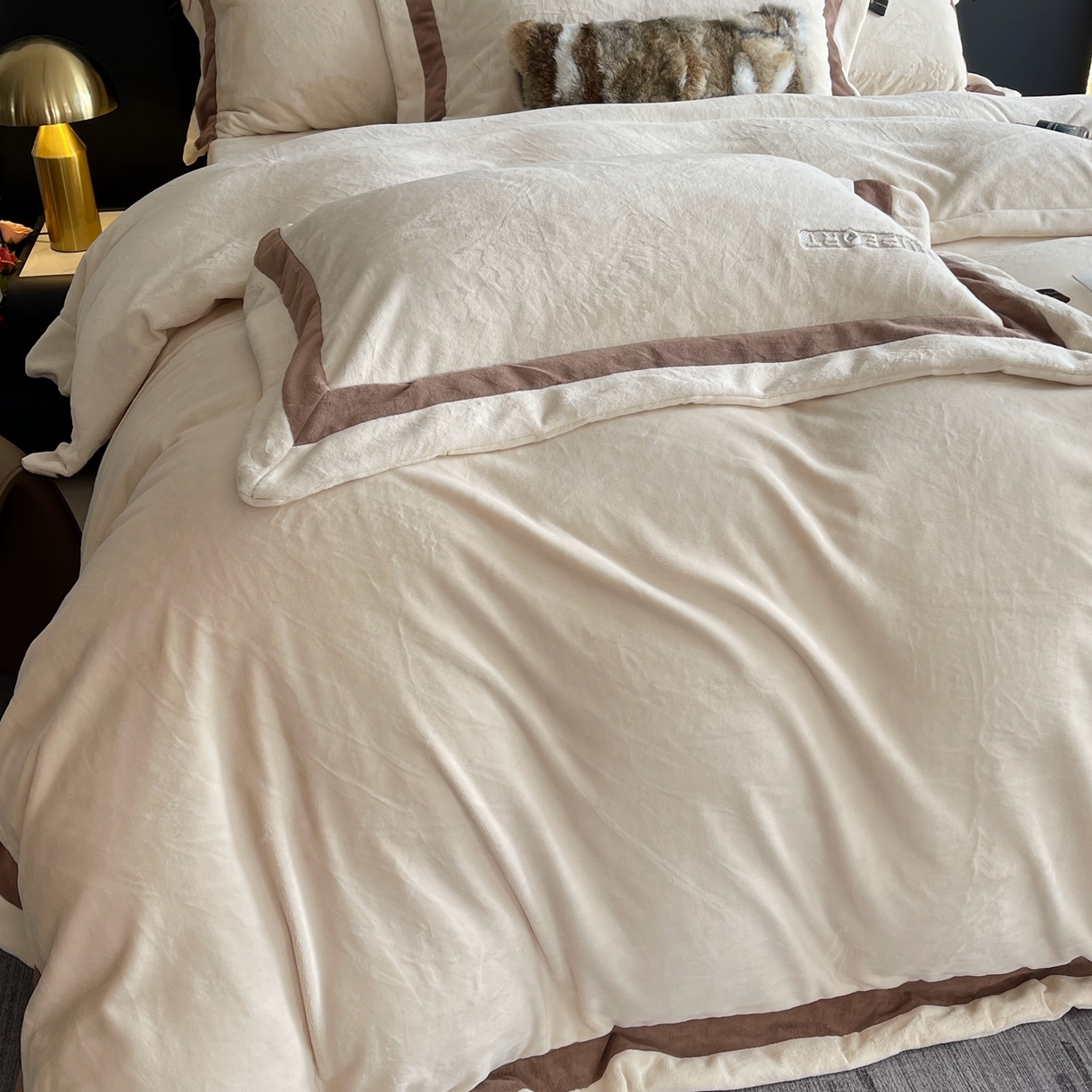 91家纺网 家纺一手货源 找家纺 奈萝家纺 2025秋冬新款高克重加厚全消光绣花牛奶绒四件套标准12斤加大14斤送包装 马德里米