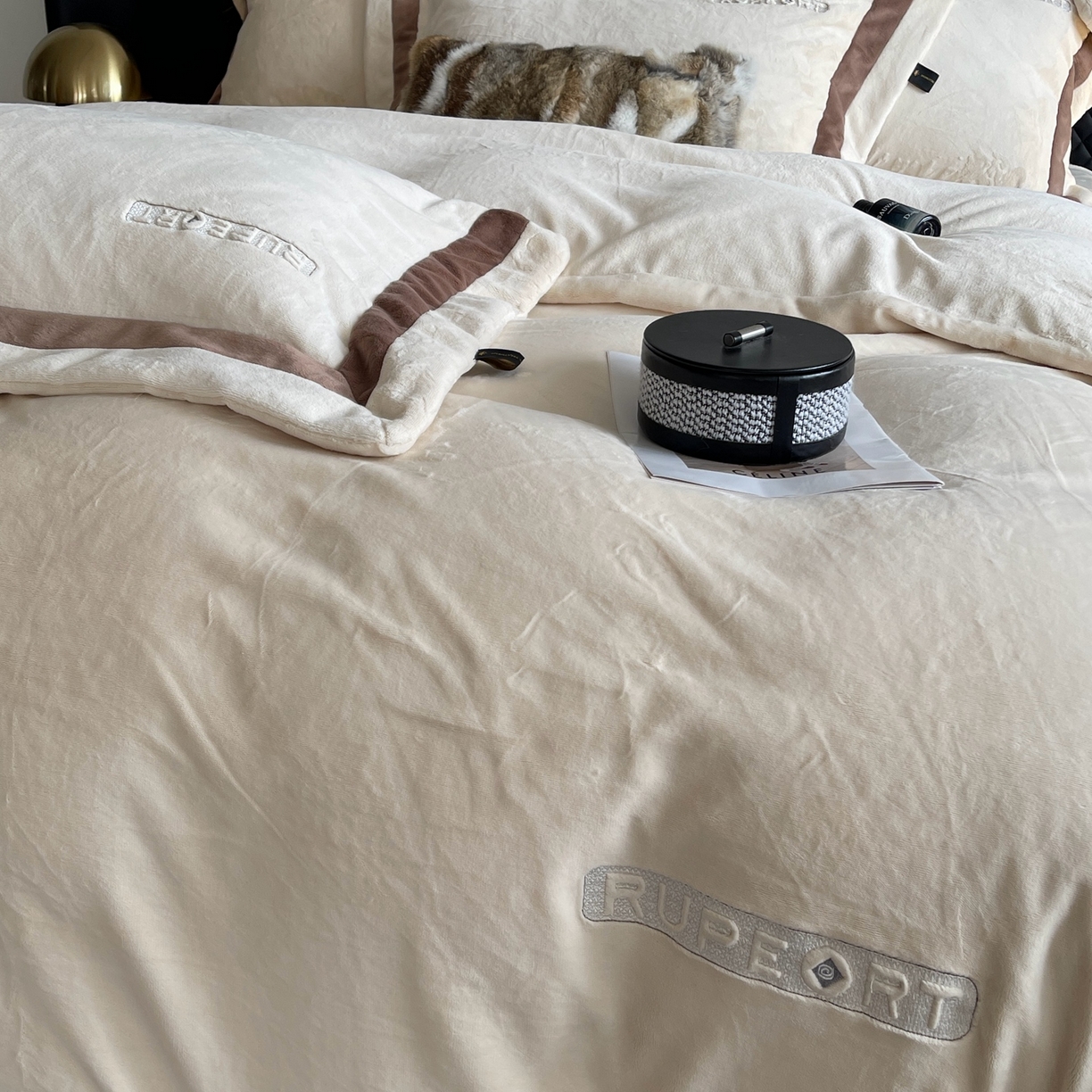 91家纺网 家纺一手货源 找家纺 奈萝家纺 2025秋冬新款高克重加厚全消光绣花牛奶绒四件套标准12斤加大14斤送包装 马德里米