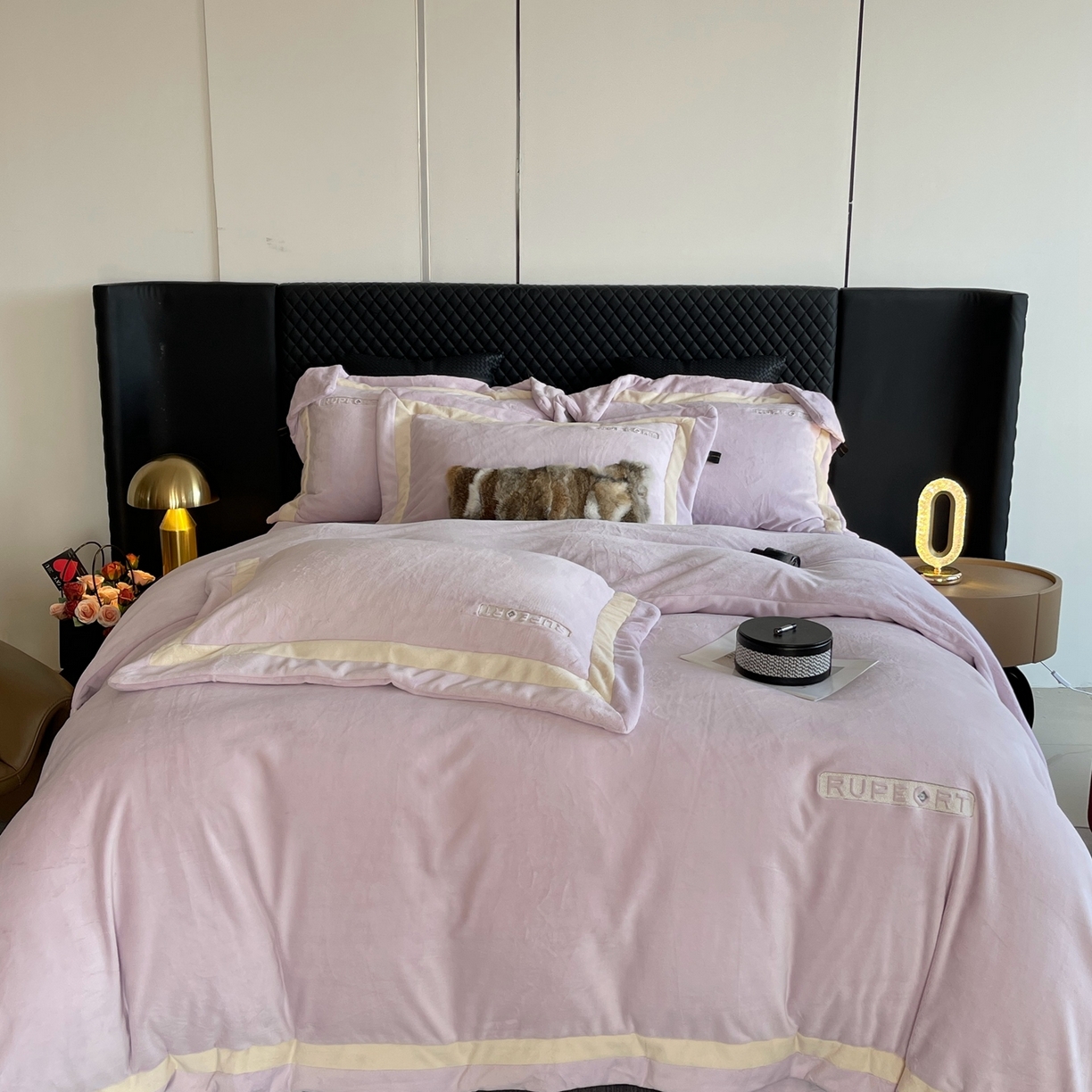 91家纺网 家纺一手货源 找家纺 奈萝家纺 2025秋冬新款高克重加厚全消光绣花牛奶绒四件套标准12斤加大14斤送包装 马德里紫