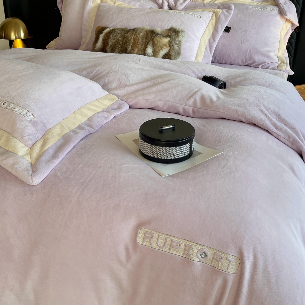 91家纺网 家纺一手货源 找家纺 奈萝家纺 2025秋冬新款高克重加厚全消光绣花牛奶绒四件套标准12斤加大14斤送包装 马德里紫