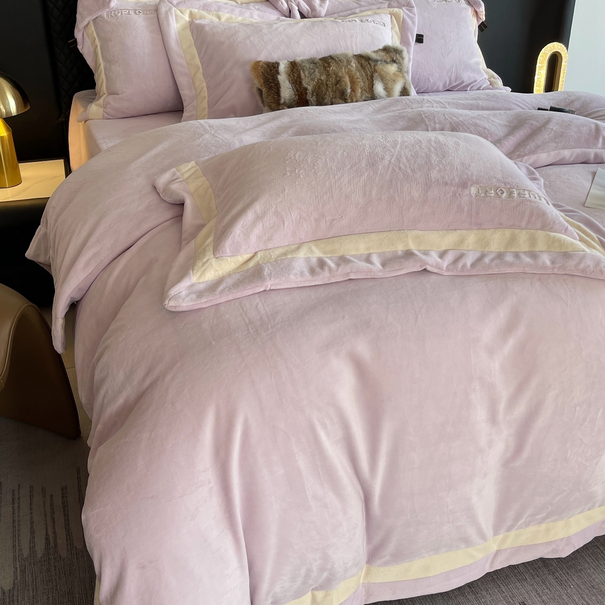 91家纺网 家纺一手货源 找家纺 奈萝家纺 2025秋冬新款高克重加厚全消光绣花牛奶绒四件套标准12斤加大14斤送包装 马德里紫