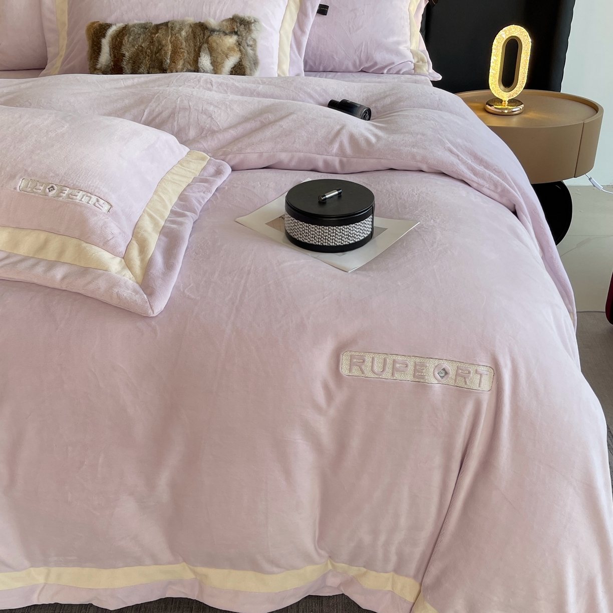 91家纺网 家纺一手货源 找家纺 奈萝家纺 2025秋冬新款高克重加厚全消光绣花牛奶绒四件套标准12斤加大14斤送包装 马德里紫