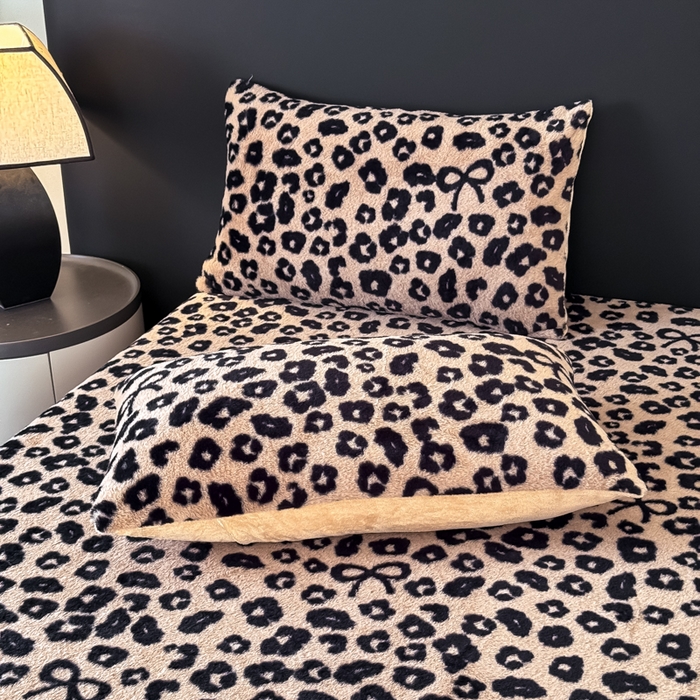 91家纺网 家纺一手货源 找家纺 小叮当家纺仓储工厂店 2025新款美拉德系列兔毛单床裙 床裙单件 床裙-蝴蝶结豹纹