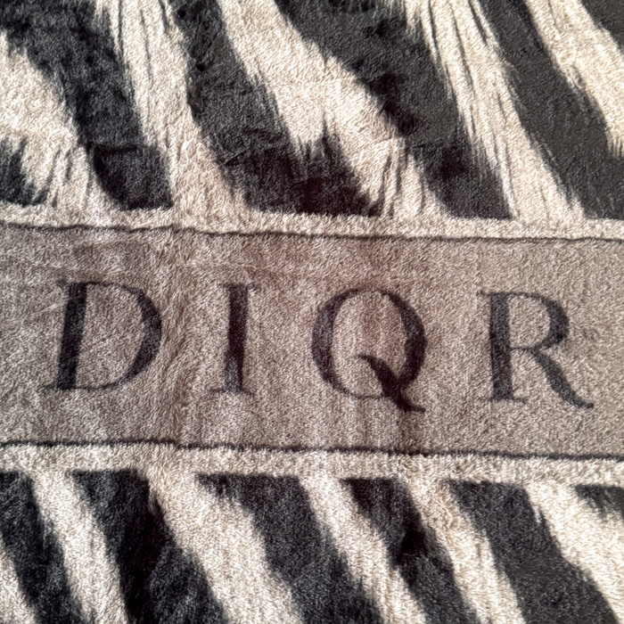 91家纺网 家纺一手货源 找家纺 小叮当家纺仓储工厂店 2025新款美拉德系列兔毛单床裙 床裙单件 床裙-豹影风尚