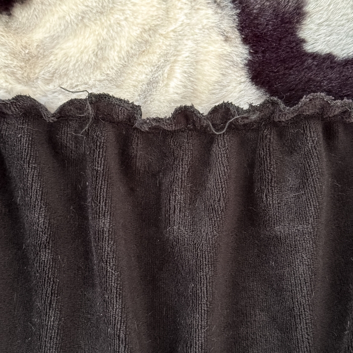 91家纺网 家纺一手货源 找家纺 小叮当家纺仓储工厂店 2025新款美拉德系列兔毛单床裙 床裙单件 床裙-黑灰大豹纹