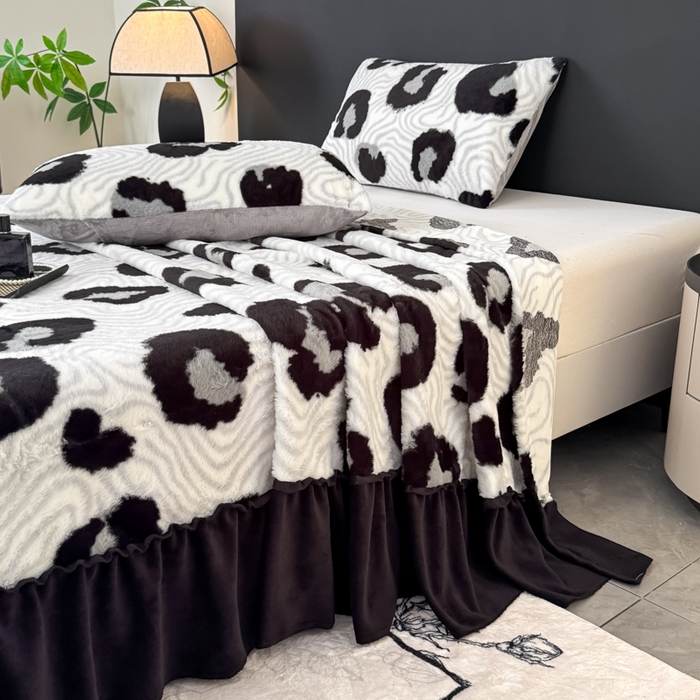 91家纺网 家纺一手货源 找家纺 小叮当家纺仓储工厂店 2025新款美拉德系列兔毛单床裙 床裙单件 床裙-黑灰大豹纹