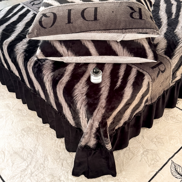 91家纺网 家纺一手货源 找家纺 小叮当家纺仓储工厂店 2025新款美拉德系列兔毛单床裙 床裙单件 床裙-豹影风尚