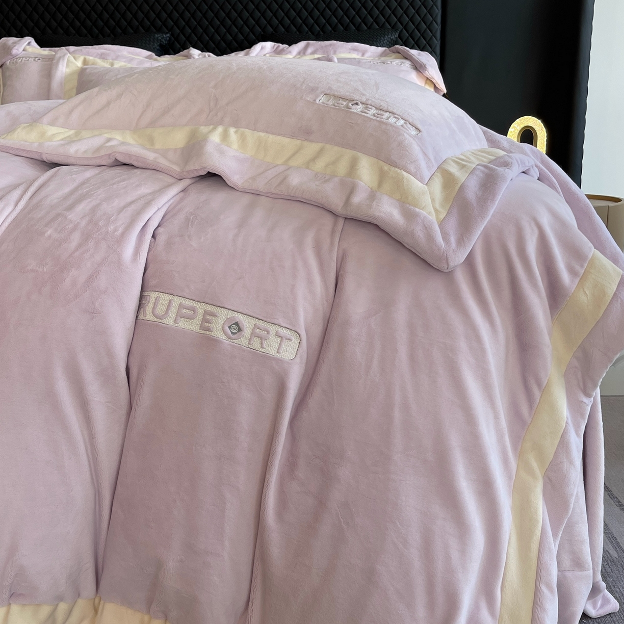 91家纺网 家纺一手货源 找家纺 奈萝家纺 2025秋冬新款高克重加厚全消光绣花牛奶绒四件套标准12斤加大14斤送包装 马德里紫