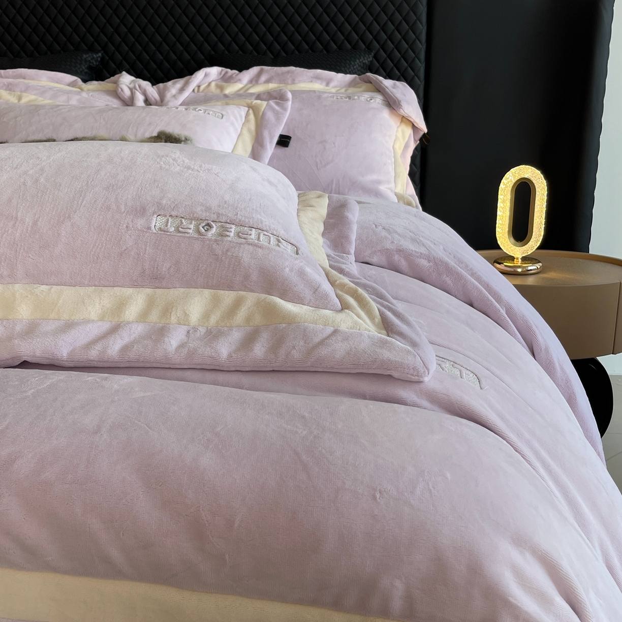 91家纺网 家纺一手货源 找家纺 奈萝家纺 2025秋冬新款高克重加厚全消光绣花牛奶绒四件套标准12斤加大14斤送包装 马德里紫