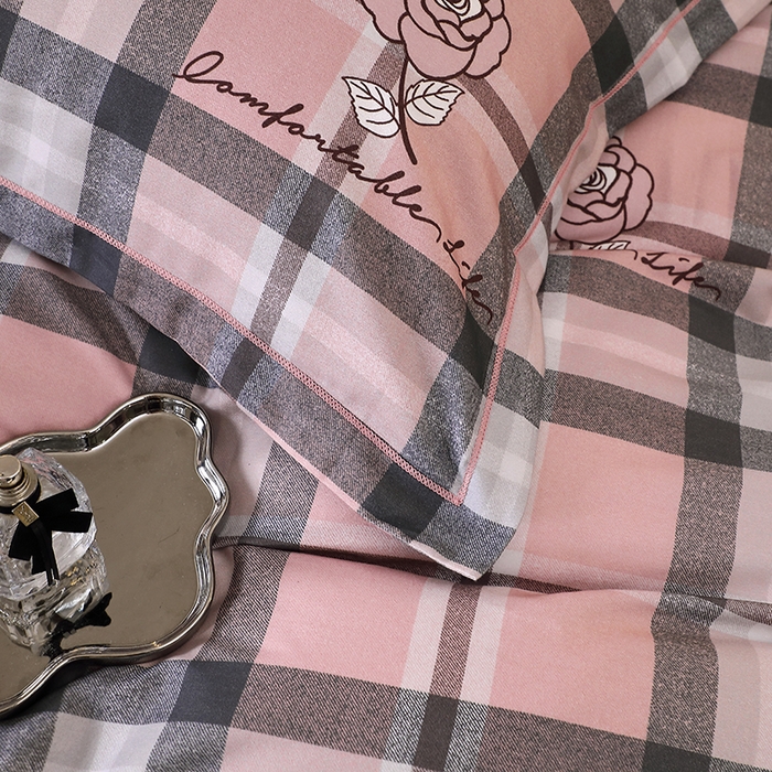 91家纺网 家纺一手货源 找家纺 贝兰仙奴 2025新款亲肤舒适全棉磨毛多规格系列单枕套 方格恋曲