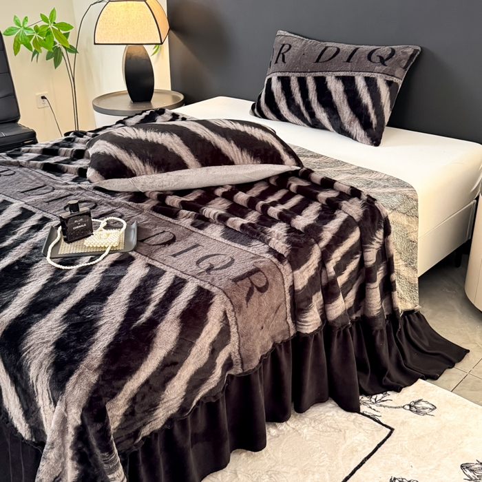 91家纺网 家纺一手货源 找家纺 小叮当家纺仓储工厂店 2025新款美拉德系列兔毛单床裙 床裙单件 床裙-豹影风尚