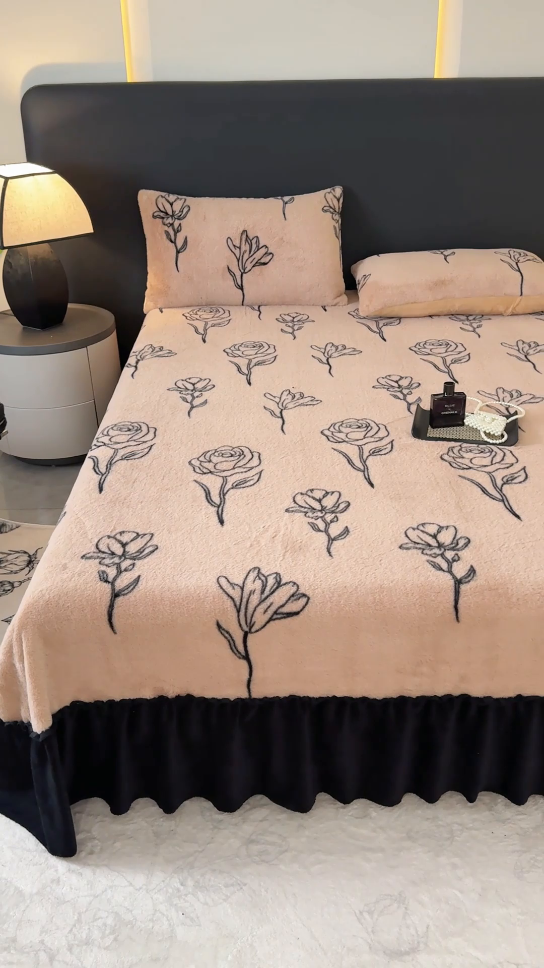 91家纺网 家纺一手货源 找家纺 小叮当家纺仓储工厂店 2025新款美拉德系列兔毛单床裙 床裙单件 床裙-线条玫瑰