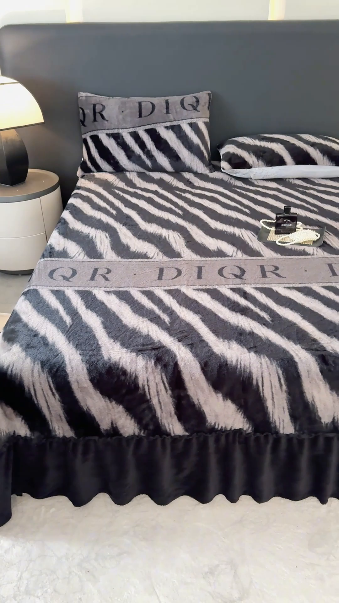 91家纺网 家纺一手货源 找家纺 小叮当家纺仓储工厂店 2025新款美拉德系列兔毛单床裙 床裙单件 床裙-豹影风尚