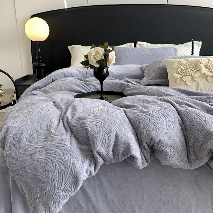 91家纺网 家纺一手货源 找家纺 奈萝家纺 2025新款雕花绒高克重牛奶绒四件套-流年系列 流年黛蓝灰