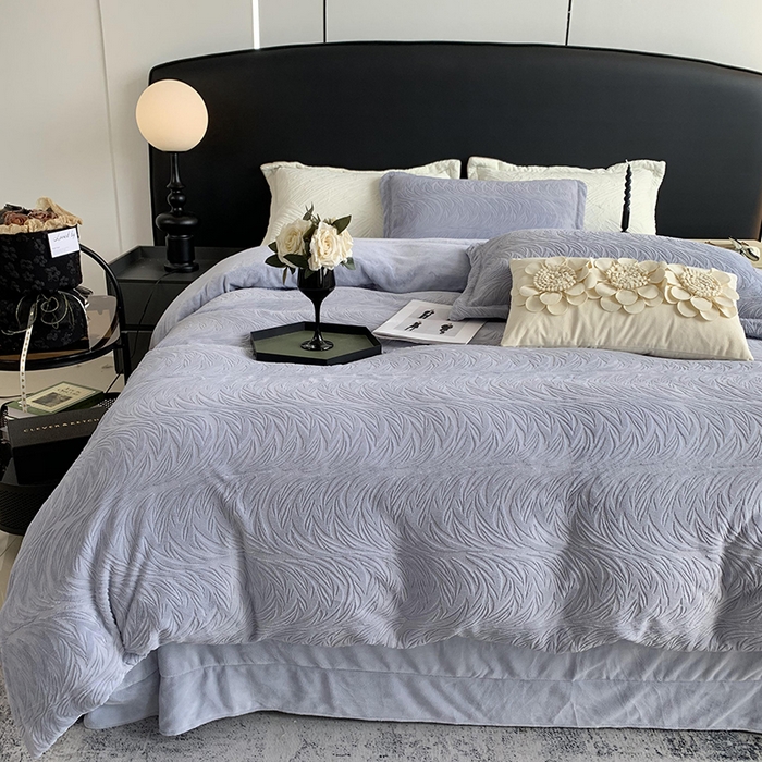 91家纺网 家纺一手货源 找家纺 奈萝家纺 2025新款雕花绒高克重牛奶绒四件套-流年系列 流年黛蓝灰