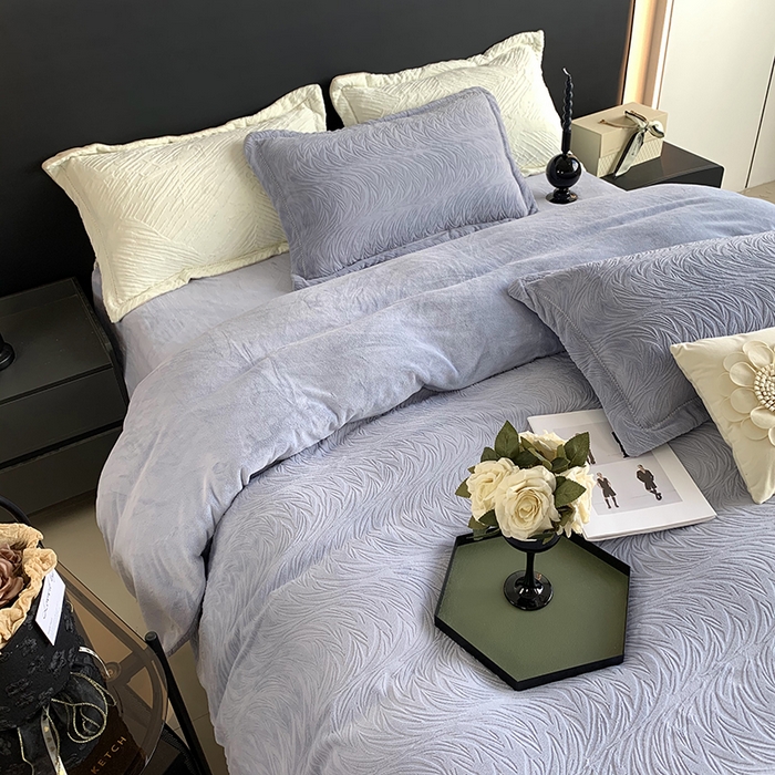 91家纺网 家纺一手货源 找家纺 奈萝家纺 2025新款雕花绒高克重牛奶绒四件套-流年系列 流年黛蓝灰