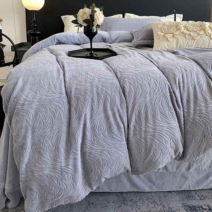 91家纺网 家纺一手货源 找家纺 奈萝家纺 2025新款雕花绒高克重牛奶绒四件套-流年系列 流年黛蓝灰