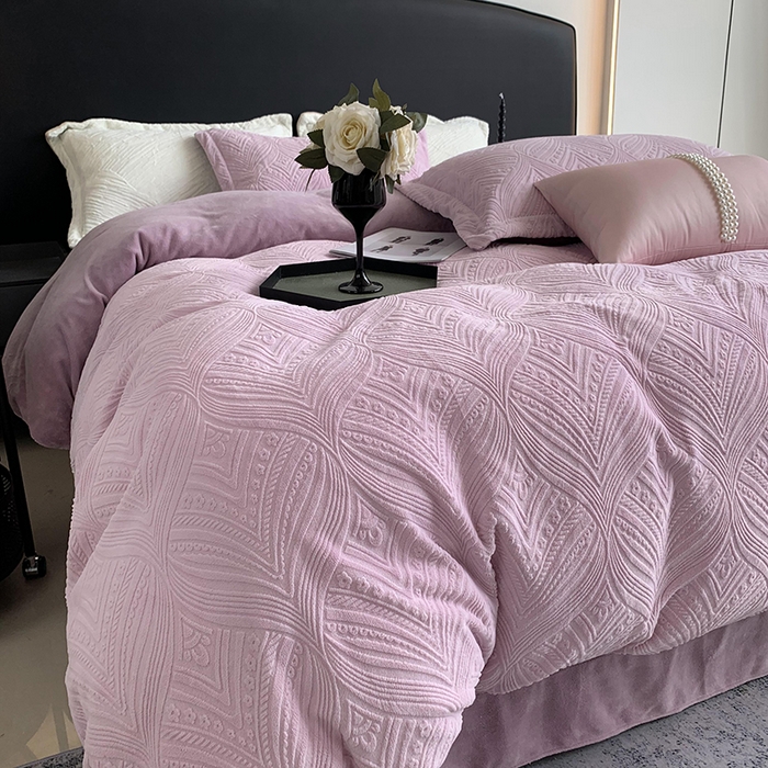 91家纺网 家纺一手货源 找家纺 奈萝家纺 2025新款雕花绒高克重牛奶绒四件套-流年系列 流年风信紫