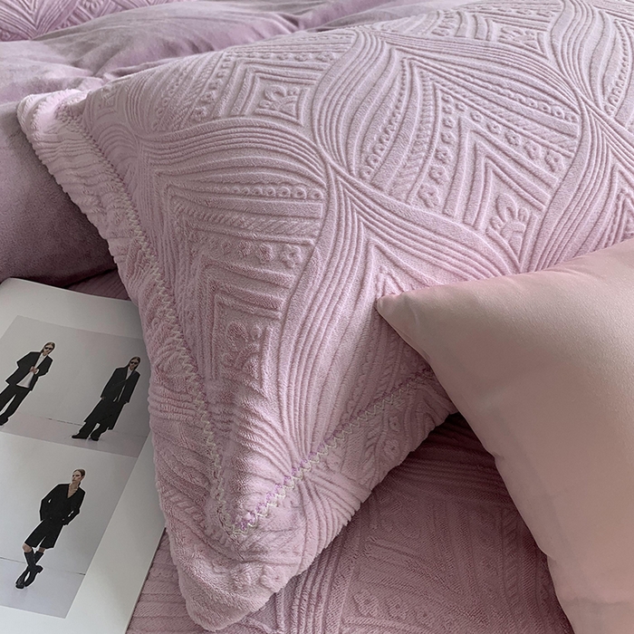 91家纺网 家纺一手货源 找家纺 奈萝家纺 2025新款雕花绒高克重牛奶绒四件套-流年系列 流年风信紫