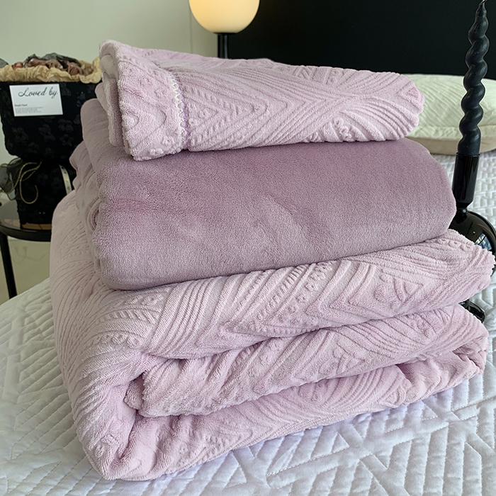 91家纺网 家纺一手货源 找家纺 奈萝家纺 2025新款雕花绒高克重牛奶绒四件套-流年系列 流年风信紫