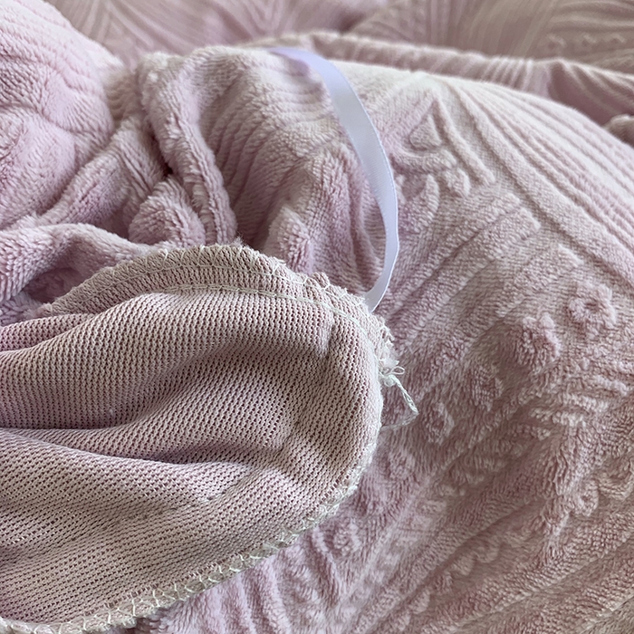 91家纺网 家纺一手货源 找家纺 奈萝家纺 2025新款雕花绒高克重牛奶绒四件套-流年系列 流年风信紫