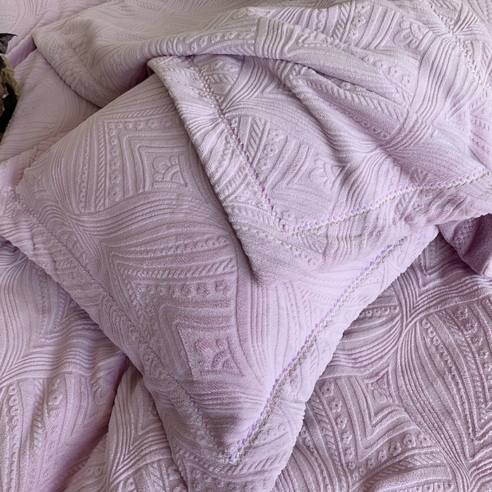 91家纺网 家纺一手货源 找家纺 奈萝家纺 2025新款雕花绒高克重牛奶绒四件套-流年系列 流年风信紫