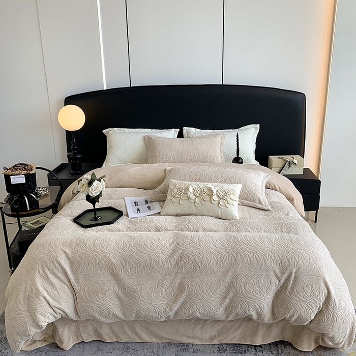 91家纺网 家纺一手货源 找家纺 奈萝家纺 2025新款雕花绒高克重牛奶绒四件套-流年系列 流年卡其