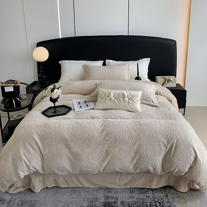 91家纺网 家纺一手货源 找家纺 奈萝家纺 2025新款雕花绒高克重牛奶绒四件套-流年系列 流年卡其