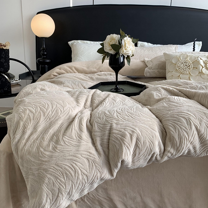 91家纺网 家纺一手货源 找家纺 奈萝家纺 2025新款雕花绒高克重牛奶绒四件套-流年系列 流年卡其