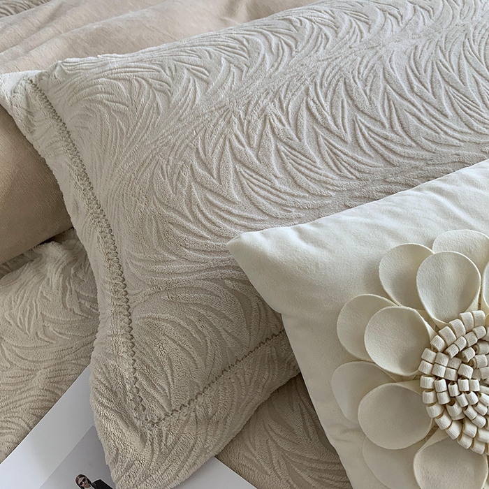 91家纺网 家纺一手货源 找家纺 奈萝家纺 2025新款雕花绒高克重牛奶绒四件套-流年系列 流年卡其