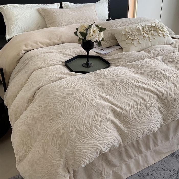 91家纺网 家纺一手货源 找家纺 奈萝家纺 2025新款雕花绒高克重牛奶绒四件套-流年系列 流年卡其