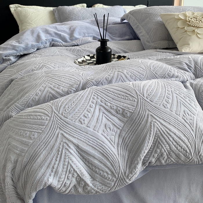 91家纺网 家纺一手货源 找家纺 奈萝家纺 2025新款雕花绒高克重牛奶绒四件套-流年系列 流年木薯灰