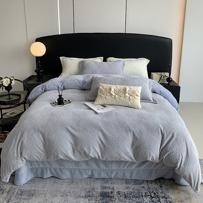 91家纺网 家纺一手货源 找家纺 奈萝家纺 2025新款雕花绒高克重牛奶绒四件套-流年系列 流年木薯灰