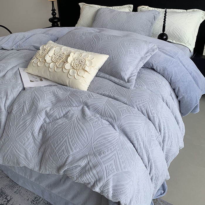 91家纺网 家纺一手货源 找家纺 奈萝家纺 2025新款雕花绒高克重牛奶绒四件套-流年系列 流年木薯灰