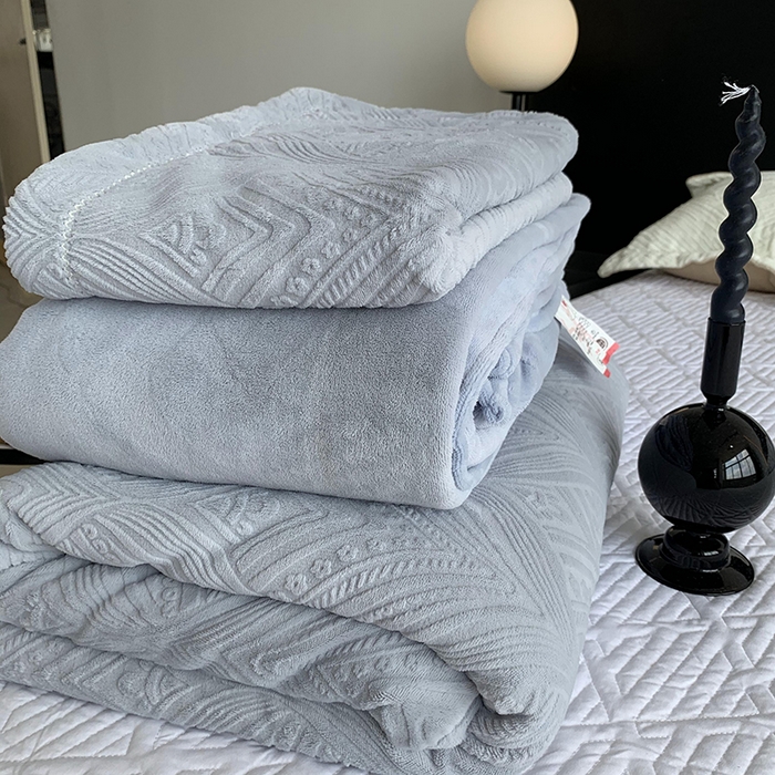 91家纺网 家纺一手货源 找家纺 奈萝家纺 2025新款雕花绒高克重牛奶绒四件套-流年系列 流年木薯灰