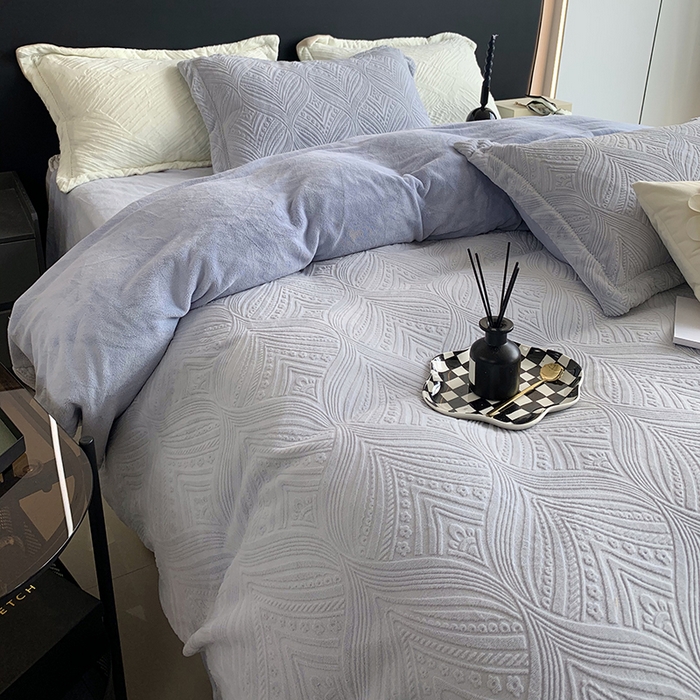 91家纺网 家纺一手货源 找家纺 奈萝家纺 2025新款雕花绒高克重牛奶绒四件套-流年系列 流年木薯灰